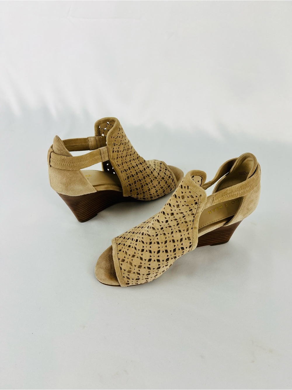 Cole Haan Edie Wedge Peep-toe Sandals Side Cutouts Stacked Wedge Heel Tan Sz 7